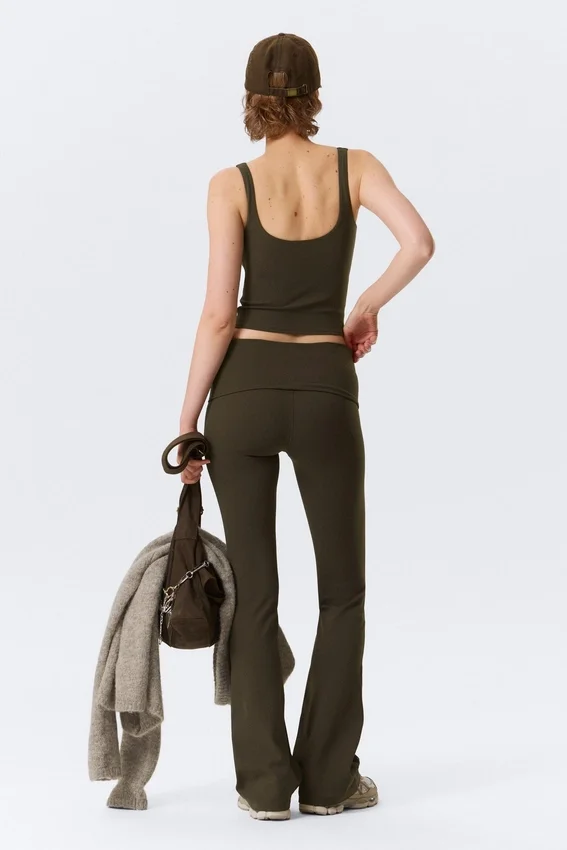 Mallas de yoga acampanadas con cintura doblada – Marrón oscuro Mallas de yoga acampanadas con cintura doblada – Marrón oscuro