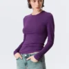 Manga larga de corte ajustado – Morado oscuro Manga larga de corte ajustado – Morado oscuro