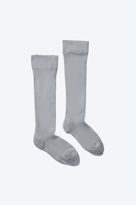 Medias transparentes hasta la rodilla – Gris claro empolvado Medias transparentes hasta la rodilla – Gris claro empolvado