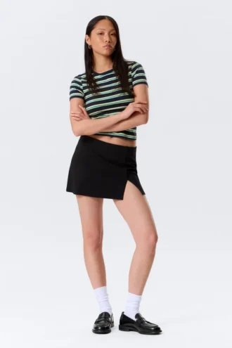 Mini falda con abertura – Negra