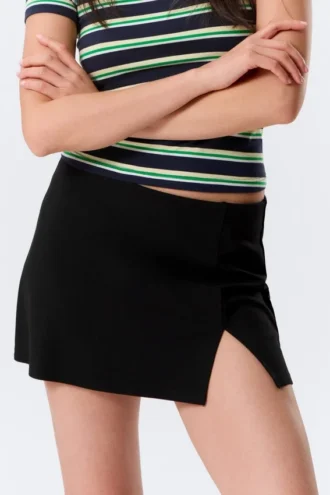Mini falda con abertura – Negra