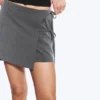 Mini falda cruzada con tirantes – Gris oscuro jaspeado