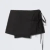 Mini falda cruzada con tirantes – Negra Mini falda cruzada con tirantes – Negra