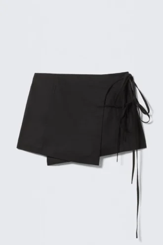 Mini falda cruzada con tirantes – Negra