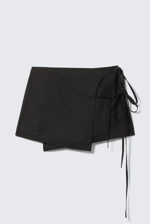 Mini falda cruzada con tirantes – Negra Mini falda cruzada con tirantes – Negra