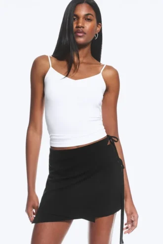 Mini falda cruzada con tirantes – Negra