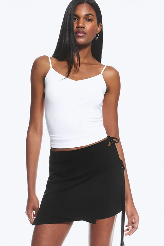 Mini falda cruzada con tirantes – Negra Mini falda cruzada con tirantes – Negra