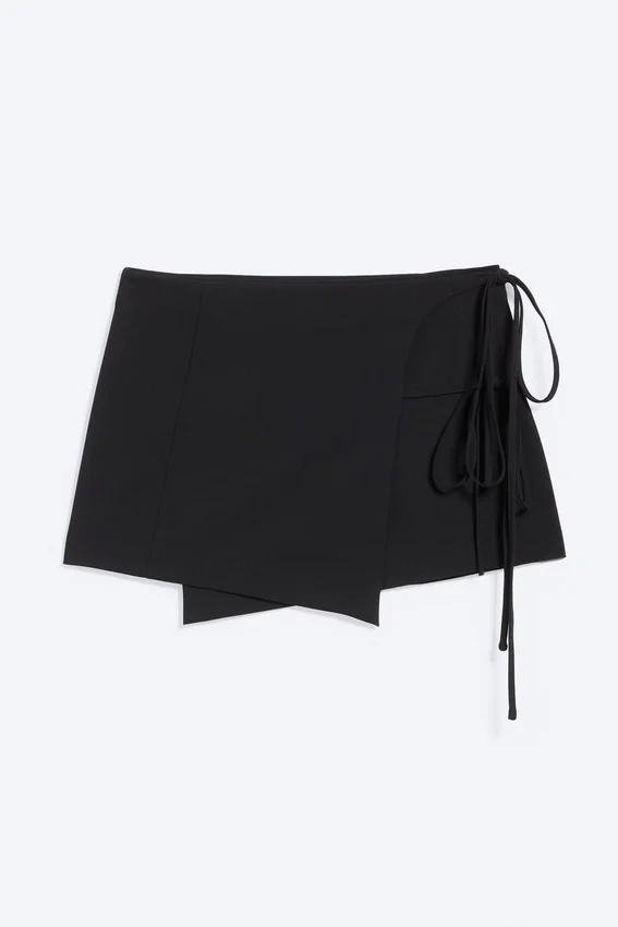 Mini falda cruzada con tirantes – Negra Mini falda cruzada con tirantes – Negra