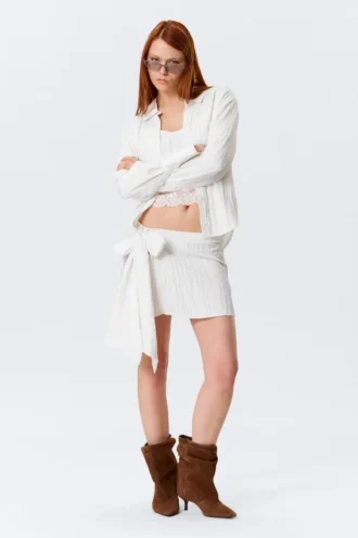 Mini falda cruzada de talle bajo con detalle de lazo – Blanco roto