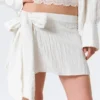 Mini falda cruzada de talle bajo con detalle de lazo – Blanco roto Mini falda cruzada de talle bajo con detalle de lazo – Blanco roto