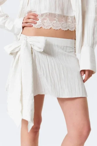 Mini falda cruzada de talle bajo con detalle de lazo – Blanco roto