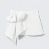 Mini falda cruzada de talle bajo con detalle de lazo – Blanco roto Mini falda cruzada de talle bajo con detalle de lazo – Blanco roto