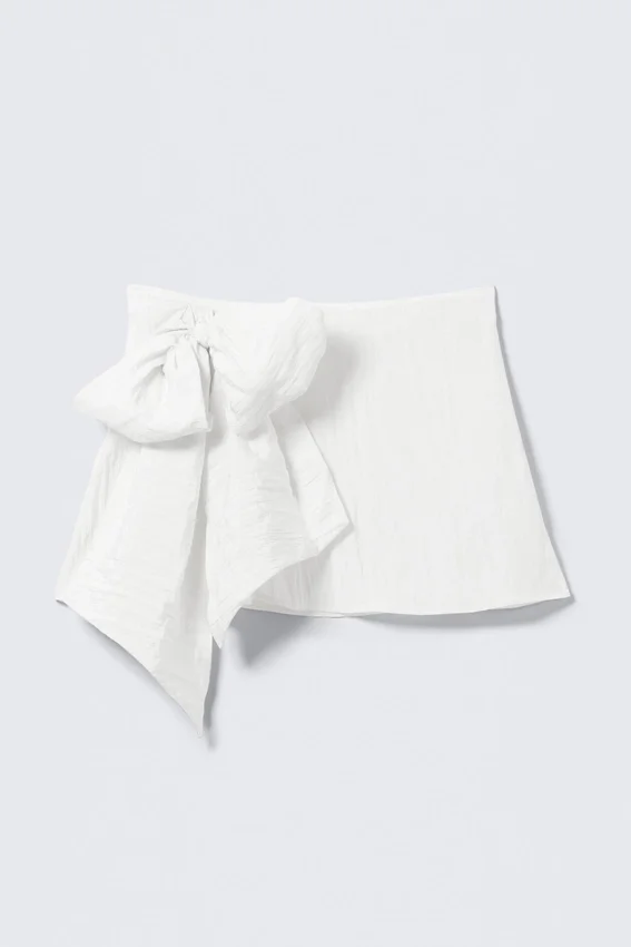 Mini falda cruzada de talle bajo con detalle de lazo – Blanco roto Mini falda cruzada de talle bajo con detalle de lazo – Blanco roto