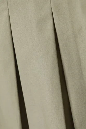 Mini falda plisada de sarga de talle medio – Verde caqui
