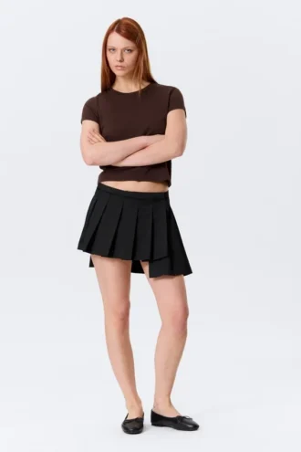 Minifalda cruzada plisada asimétrica – Negro