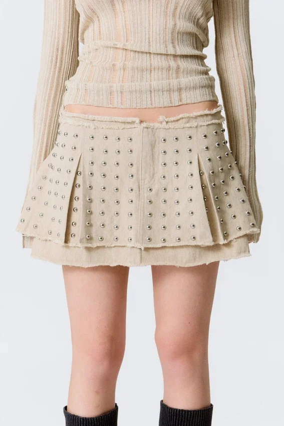 Minifalda plisada con tachuelas – Beige Minifalda plisada con tachuelas – Beige