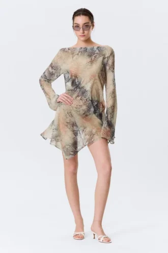 Minivestido asimétrico de manga larga de satén – Beige – Estampado de piel de serpiente