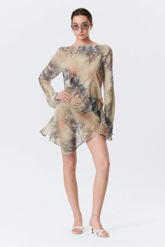 Minivestido asimétrico de manga larga de satén – Beige – Estampado de piel de serpiente Minivestido asimétrico de manga larga de satén – Beige – Estampado de piel de serpiente