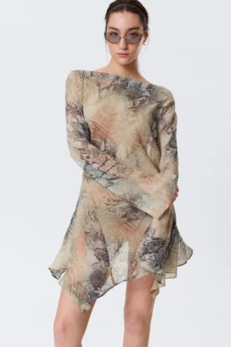 Minivestido asimétrico de manga larga de satén – Beige – Estampado de piel de serpiente