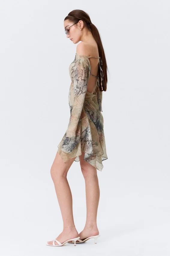 Minivestido asimétrico de manga larga de satén – Beige – Estampado de piel de serpiente Minivestido asimétrico de manga larga de satén – Beige – Estampado de piel de serpiente
