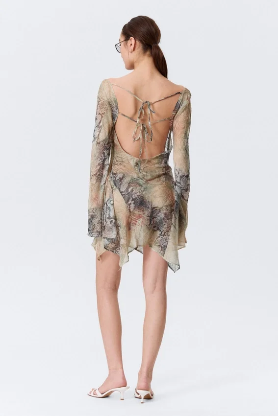 Minivestido asimétrico de manga larga de satén – Beige – Estampado de piel de serpiente Minivestido asimétrico de manga larga de satén – Beige – Estampado de piel de serpiente