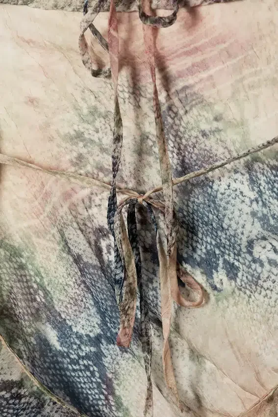 Minivestido asimétrico de manga larga de satén – Beige – Estampado de piel de serpiente Minivestido asimétrico de manga larga de satén – Beige – Estampado de piel de serpiente