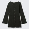 Minivestido de manga larga con cuello en V – Negro Minivestido de manga larga con cuello en V – Negro