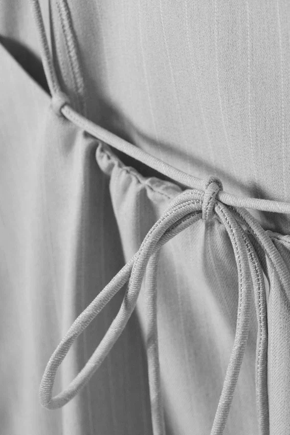 Minivestido de sarga con lazo en la espalda – Gris claro – Rayas finas Minivestido de sarga con lazo en la espalda – Gris claro – Rayas finas