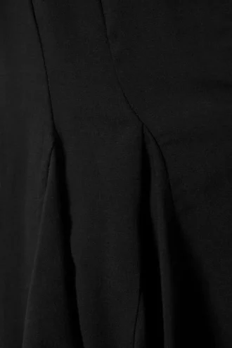 Minivestido fluido con cuello en V – Negro