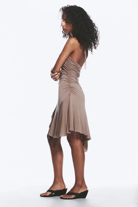 Minivestido halter fruncido – Marrón lavado Minivestido halter fruncido – Marrón lavado