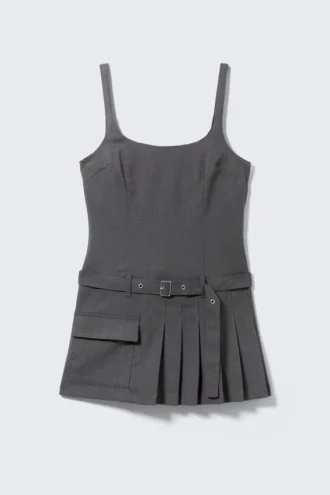 Minivestido plisado con cinturón – Gris oscuro
