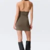 Minivestido sin mangas con cuello halter – Dark Mole Minivestido sin mangas con cuello halter – Dark Mole