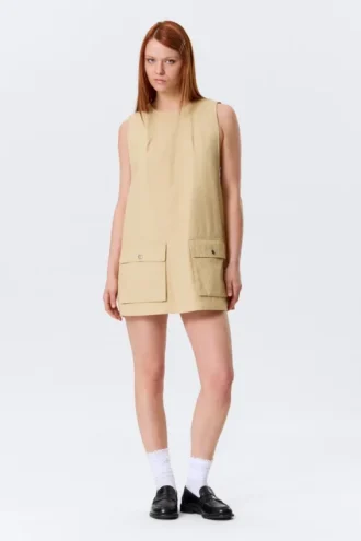 Minivestido tipo pichi de lona de algodón de estilo utilitario – Amarillo claro