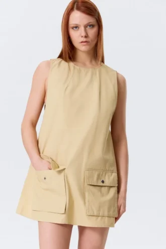 Minivestido tipo pichi de lona de algodón de estilo utilitario – Amarillo claro
