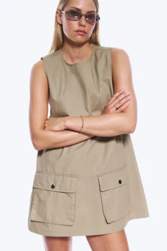 Minivestido tipo pichi de lona de algodón de estilo utilitario – Beige