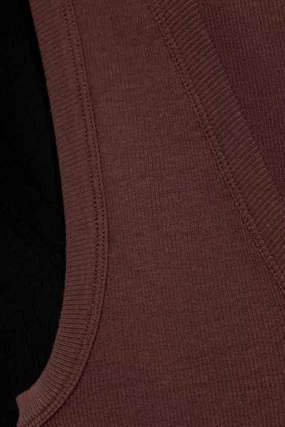 Pack de 2 camisetas de tirantes de cuello en V acanaladas – Rojo oscuro Pack de 2 camisetas de tirantes de cuello en V acanaladas – Rojo oscuro