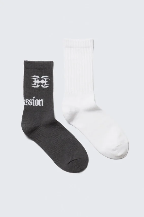 Pack de 2 pares de calcetines acanalados con estampados: blanco liso y gris con estampados Pack de 2 pares de calcetines acanalados con estampados: blanco liso y gris con estampados