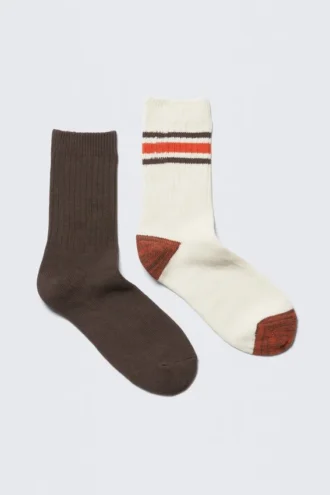 Pack de 2 pares de calcetines de caña media acanalados – Marrón liso y con estampados en crema