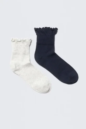 Pack de 2 pares de calcetines de mezcla de algodón con ribete de volantes – Azul oscuro y gris