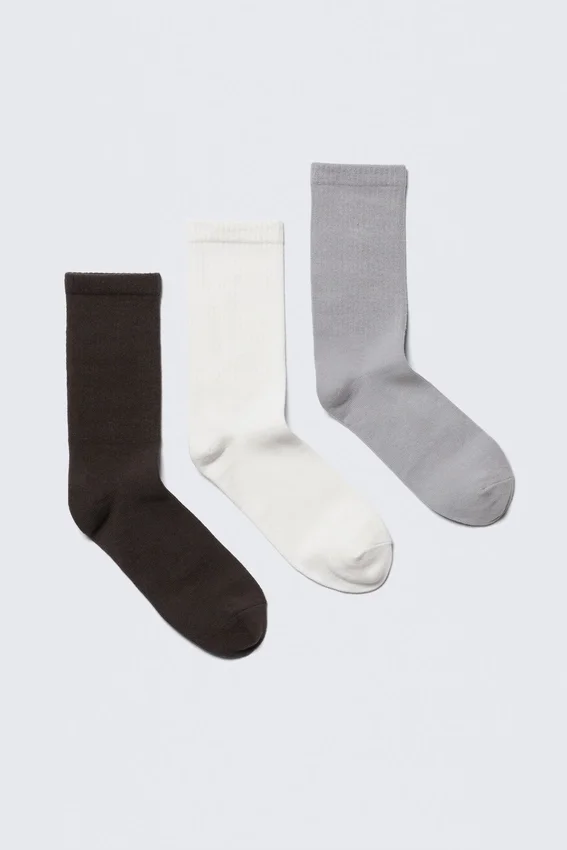 Pack de 3 pares de calcetines deportivos acanalados – Negro/Blanco/Gris Pack de 3 pares de calcetines deportivos acanalados – Negro/Blanco/Gris