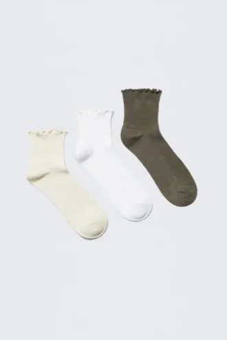 Pack de 3 pares de calcetines tobilleros con borde con volantes – Beige claro/Blanco/Verde caqui Pack de 3 pares de calcetines tobilleros con borde con volantes – Beige claro/Blanco/Verde caqui