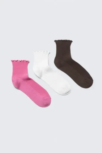 Pack de 3 pares de calcetines tobilleros con borde de volantes – Rosa/Blanco/Marrón Pack de 3 pares de calcetines tobilleros con borde de volantes – Rosa/Blanco/Marrón