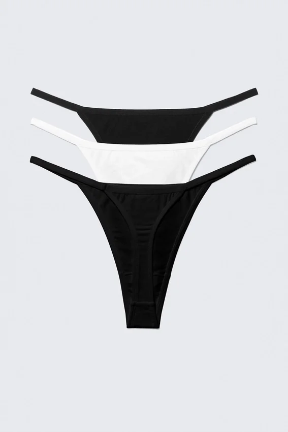 Pack de 3 tangas de algodón suave – Negro/Negro/Blanco Pack de 3 tangas de algodón suave – Negro/Negro/Blanco