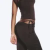 Pantalones acampanados con aberturas de satén – Marrón oscuro