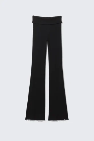 Pantalones acampanados con cintura acanalada y vuelta – Negro