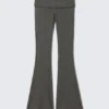 Pantalones acampanados de cintura baja con canalé – Gris oscuro