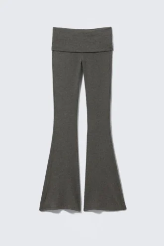 Pantalones acampanados de cintura baja con canalé – Gris oscuro