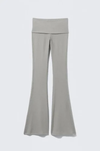 Pantalones acampanados de cintura baja con canalé – Gris polvoriento