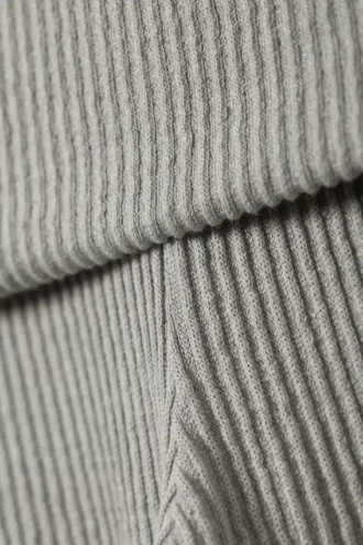 Pantalones acampanados de cintura baja con canalé – Gris polvoriento