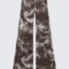 Pantalones acampanados de malla estampada – Marrón oscuro – Estampado floral difuminado
